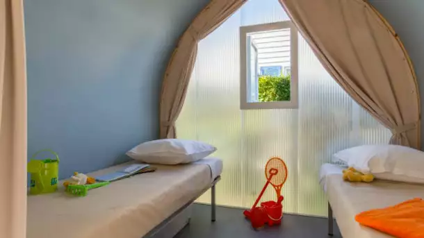Camping Le Rouge Gorge 4*, Camping 4* à Saint Laurent sur Sèvre (Vendée) - Location Tente équipée pour 4 personnes - Photo N°4