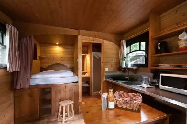 Camping Village de la Champagne, Camping 2* à Bar sur Aube (Aube) - Location Roulotte pour 5 personnes - Photo N°4