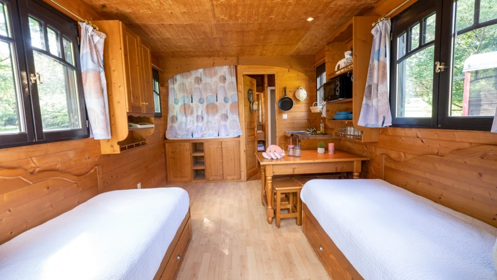 Camping Village de la Champagne, Camping 2* à Bar sur Aube (Aube) - Location Roulotte pour 5 personnes - Photo N°8