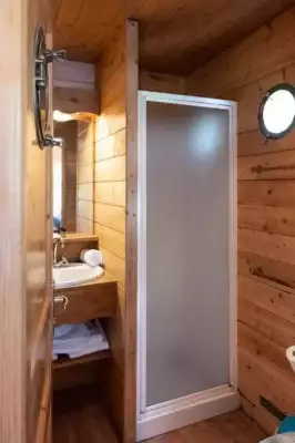 Camping Village de la Champagne, Camping 2* à Bar sur Aube (Aube) - Location Roulotte pour 5 personnes - Photo N°9