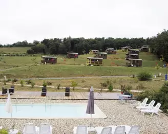 Domaine d'Escapa 4*, Camping 4* à Estipouy (Gers) - Location Tente équipée pour 7 personnes - Photo N°2