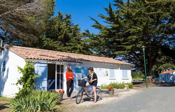 Camping Tamarins Plage 2*, Camping à Le Bois Plage en Ré (Charente Maritime) - Location Appartement pour 6 personnes - Photo N°12