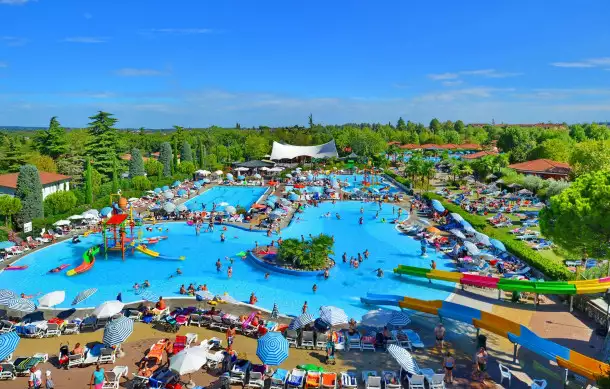 Camping Club Bella Italia 5*, Camping 5* à Peschiera del Garda (Vérone) - Location Bungalow pour 6 personnes - Photo N°2