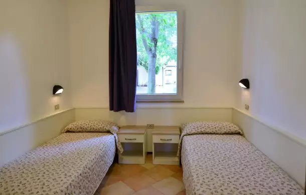 Camping Club Bella Italia 5*, Camping 5* à Peschiera del Garda (Vérone) - Location Bungalow pour 6 personnes - Photo N°1