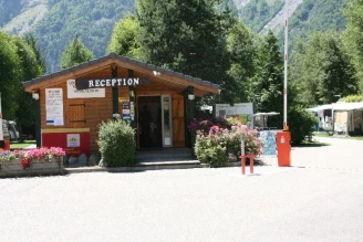 Camping Le Colporteur 4*, Camping 4* à Le Bourg d'Oisans (Isère) - Location Chalet pour 4 personnes - Photo N°4