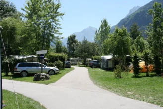 Camping Le Colporteur 4*, Camping 4* à Le Bourg d'Oisans (Isère) - Location Chalet pour 4 personnes - Photo N°5