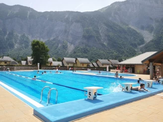Camping Le Colporteur 4*, Camping 4* à Le Bourg d'Oisans (Isère) - Location Chalet pour 4 personnes - Photo N°9