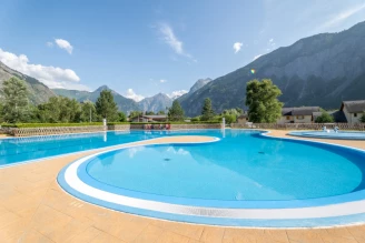 Camping Le Colporteur 4*, Camping 4* à Le Bourg d'Oisans (Isère) - Location Chalet pour 4 personnes - Photo N°10
