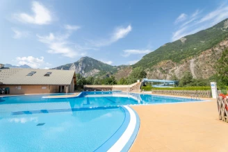 Camping Le Colporteur 4*, Camping 4* à Le Bourg d'Oisans (Isère) - Location Chalet pour 4 personnes - Photo N°11