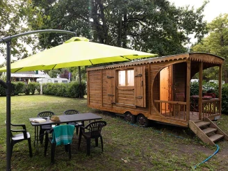 Camping La Rivière Dorée 3*, Camping 3* à Bagneaux sur Loing (Seine et Marne) - Location Roulotte pour 2 personnes - Photo N°2