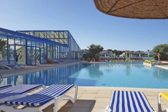 https://www.ze-camping.fr/photo/5/5/5/252x206/Camping-Les-Dunes-5-etoiles_Mobil-home-Ocean-TV-Wifi-Plancha_2-chambres_4-5-personnes_555418a.webp