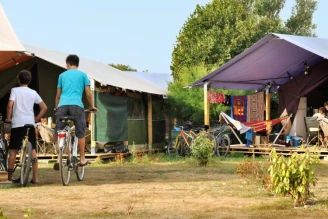 Camping Les Ilates 4*, Camping 4* à Loix (Charente Maritime) - Location Tente équipée pour 5 personnes - Photo N°1