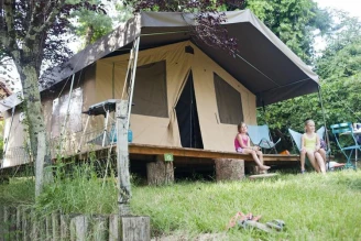 Camping Huttopia La Plage Blanche 3*, Camping 3* à Ounans (Jura) - Location Tente équipée pour 5 personnes - Photo N°1