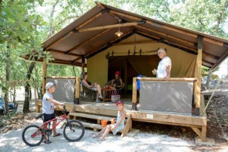 Camping Le Parc 4*, Camping 4* à Saint Paul en Forêt (Var) - Location Tente équipée pour 5 personnes - Photo N°1
