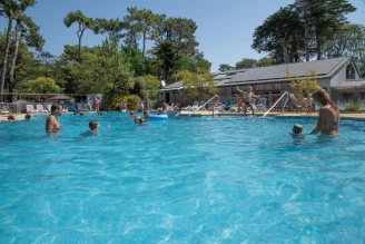 Camping Les Cyprès 4*, Camping 4* à Saint Gilles Croix de Vie (Vendée) - Location Mobil Home pour 6 personnes - Photo N°8