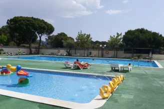 Camping Roca Grossa 3*, Camping 3* à Calella (Barcelone) - Location Bungalow pour 4 personnes - Photo N°3