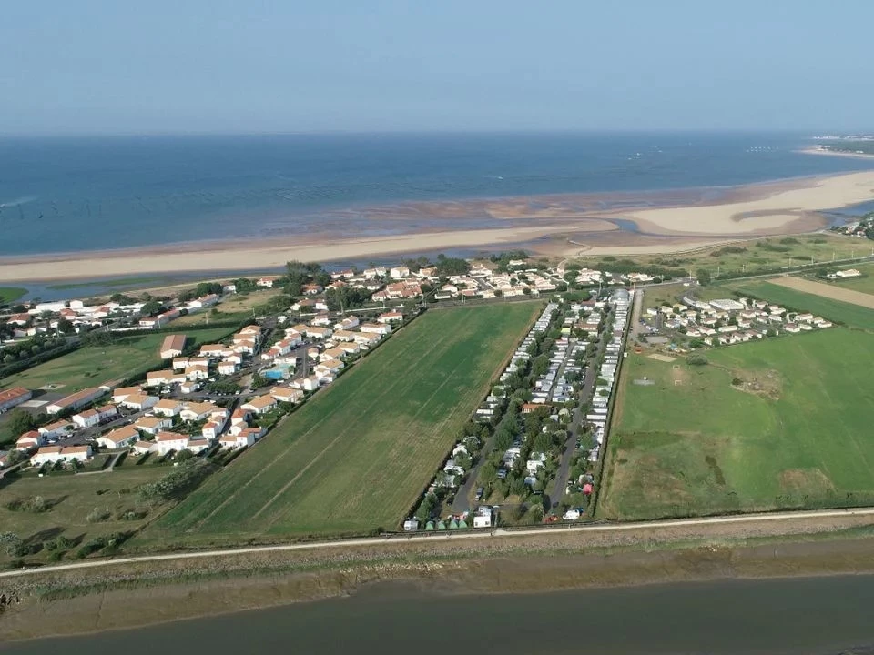 Camping Le Grand'R 4*, Camping 4* à La Faute sur Mer (Vendée) - Location Tente équipée pour 4 personnes - Photo N°8