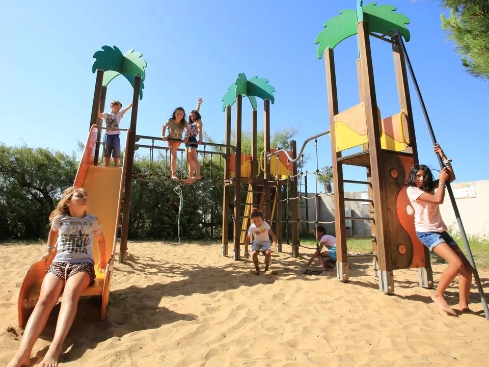 Camping Le Grand'R 4*, Camping 4* à La Faute sur Mer (Vendée) - Location Tente équipée pour 4 personnes - Photo N°9