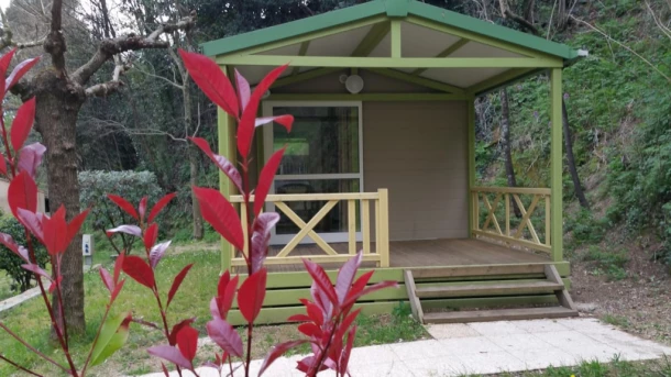 Camping des Sources 3*, Camping 3* à Saint Jean du Gard (Gard) - Location Chalet pour 4 personnes - Photo N°4
