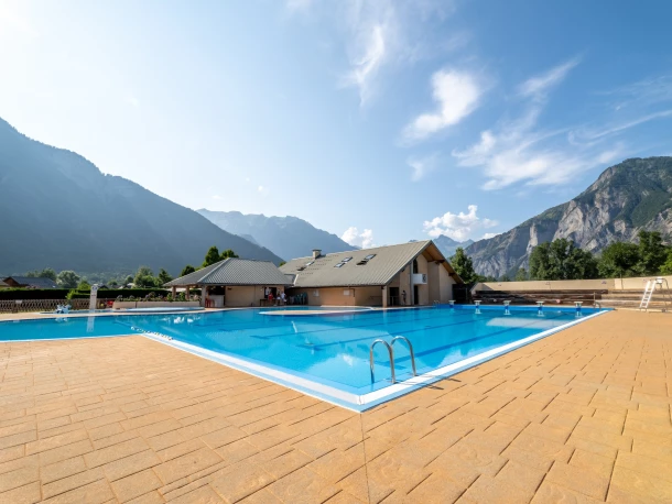 Camping Le Colporteur 4*, Camping 4* à Le Bourg d'Oisans (Isère) - Location Chalet pour 6 personnes - Photo N°8