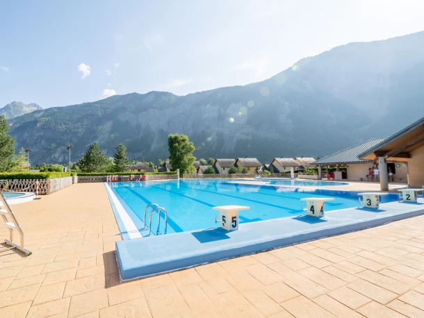 Camping Le Colporteur 4*, Camping 4* à Le Bourg d'Oisans (Isère) - Location Chalet pour 6 personnes - Photo N°9