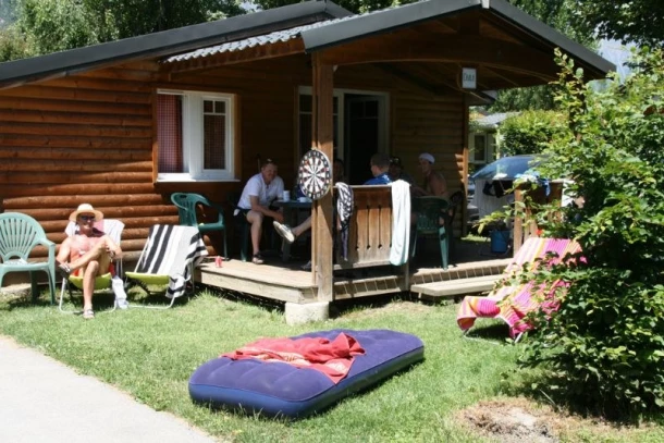 Camping Le Colporteur 4*, Camping 4* à Le Bourg d'Oisans (Isère) - Location Chalet pour 8 personnes - Photo N°1