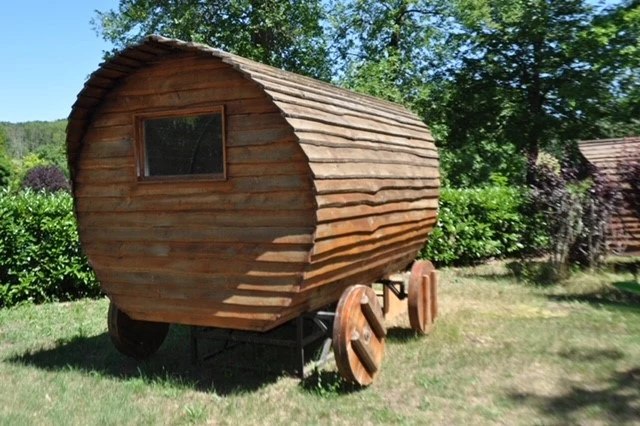 Camping La Rivière Dorée 3*, Camping 3* à Bagneaux sur Loing (Seine et Marne) - Location Roulotte pour 2 personnes - Photo N°2