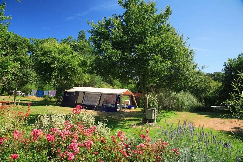 Camping Le Deffay 4*, Camping 4* à Sainte Reine de Bretagne (Loire Atlantique) - Location Chalet pour 3 personnes - Photo N°4