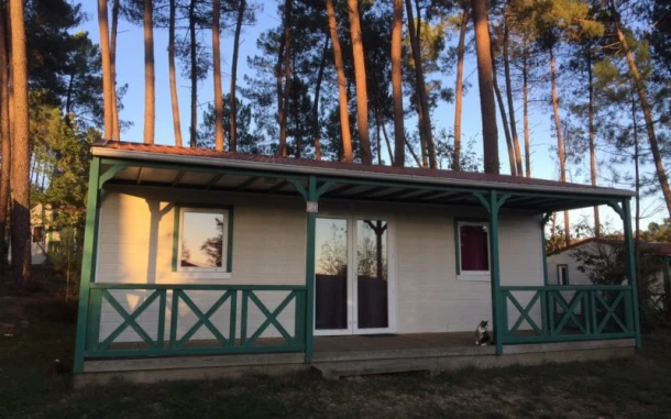 Domaine des Grands Pins 4*, Camping 4* à Tamniès (Dordogne) - Location Chalet pour 6 personnes - Photo N°3