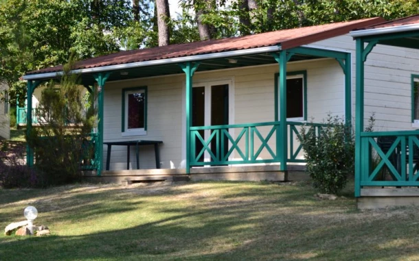 Domaine des Grands Pins 4*, Camping 4* à Tamniès (Dordogne) - Location Chalet pour 6 personnes - Photo N°5