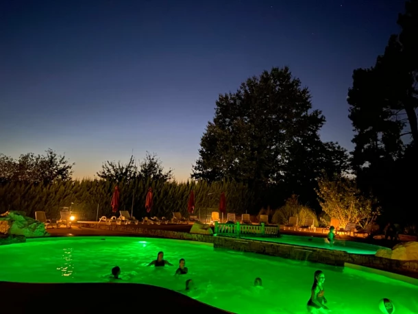 Domaine des Grands Pins 4*, Camping 4* à Tamniès (Dordogne) - Location Chalet pour 6 personnes - Photo N°6
