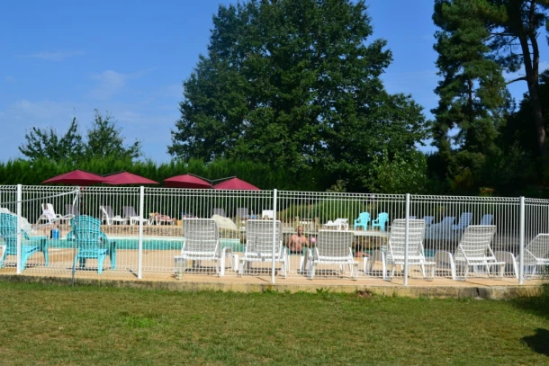 Domaine des Grands Pins 4*, Camping 4* à Tamniès (Dordogne) - Location Chalet pour 6 personnes - Photo N°8