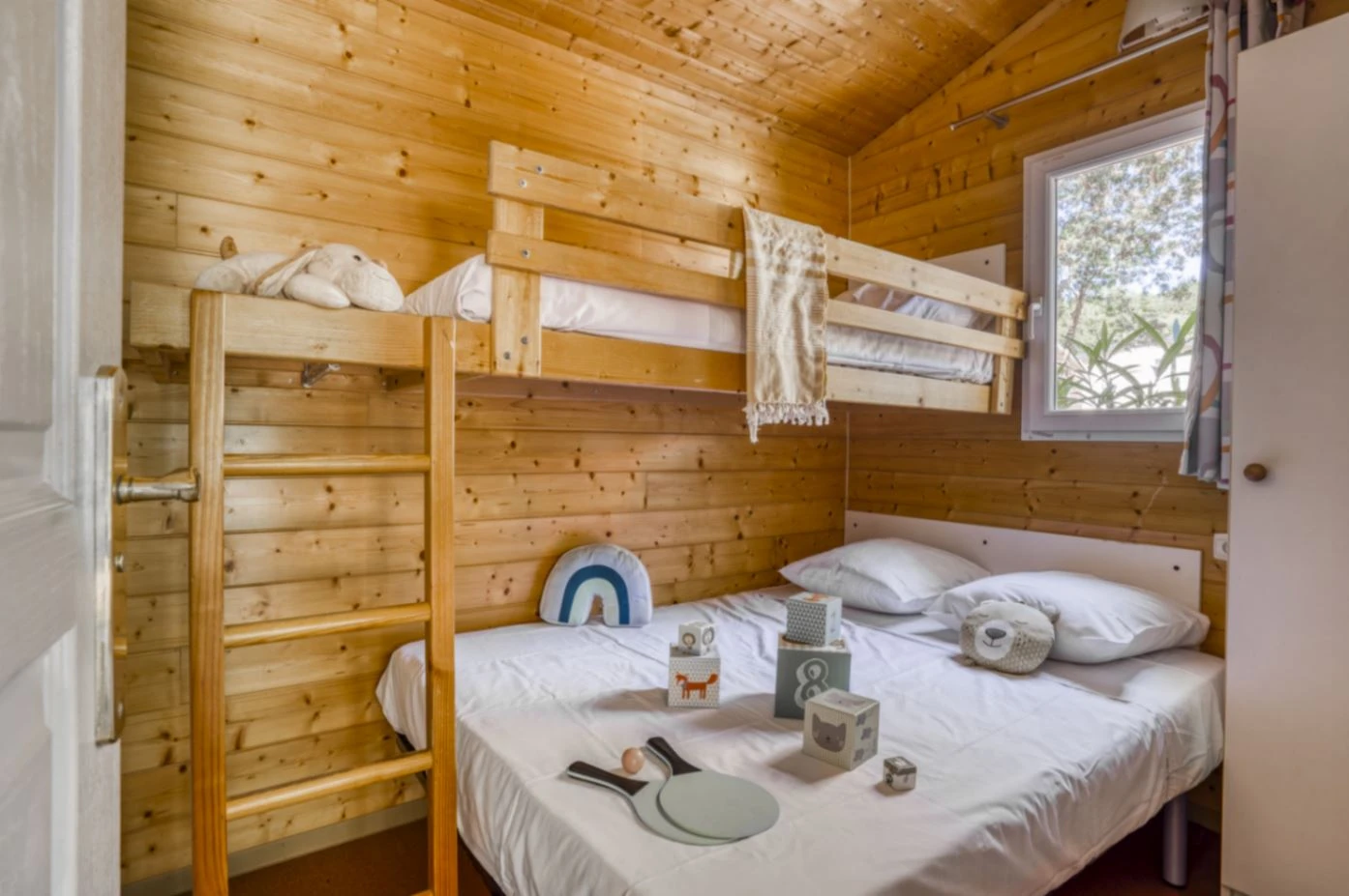 Camping Le Bois Fleuri 5*, Camping à Argeles sur Mer (Pyrénées Orientales) - Location Chalet pour 5 personnes - Photo N°6