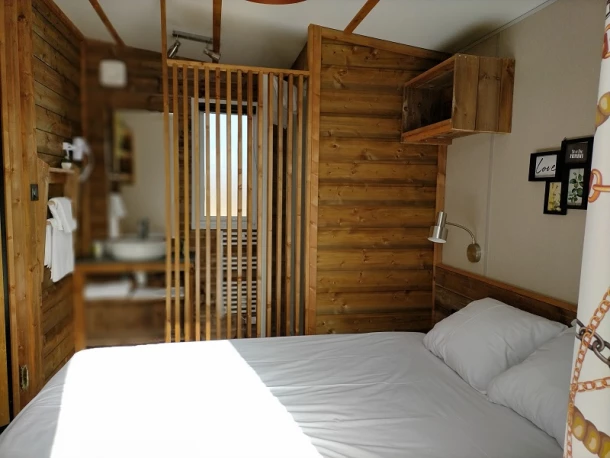 Le Village de Cottages - Le Pôle du Cheval et de l'Âne, Camping 3* à La Celle Condé (Cher) - Location Chalet pour 6 personnes - Photo N°3