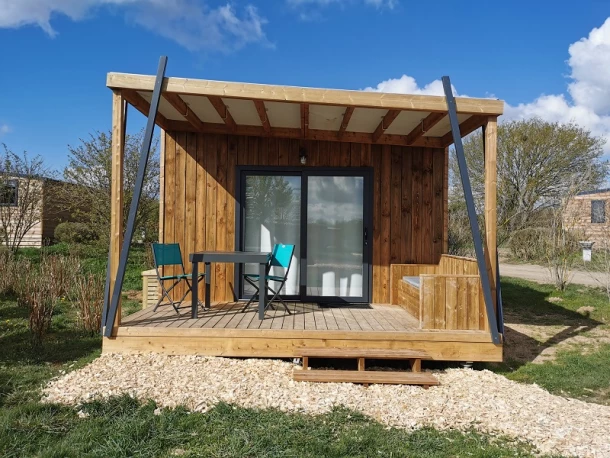 Le Village de Cottages - Le Pôle du Cheval et de l'Âne, Camping 3* à La Celle Condé (Cher) - Location Chalet pour 6 personnes - Photo N°4