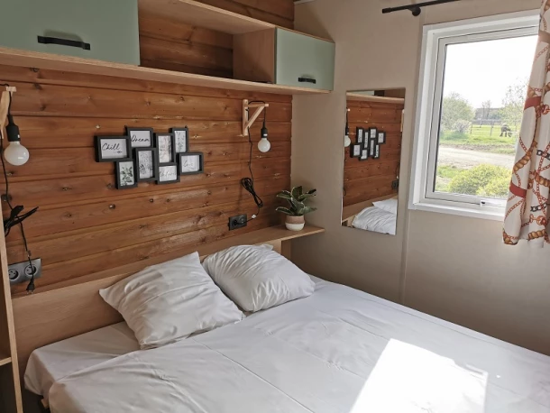 Le Village de Cottages - Le Pôle du Cheval et de l'Âne, Camping 3* à La Celle Condé (Cher) - Location Chalet pour 6 personnes - Photo N°5