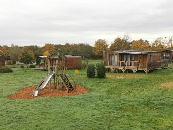 Le Village de Cottages - Le Pôle du Cheval et de l'Âne, Camping 3* à La Celle Condé (Cher) - Location Chalet pour 6 personnes - Photo N°6