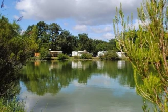 Camping Les Etangs Mina 3*, Camping 3* à Saint Sornin (Charente Maritime) - Location Mobil Home pour 2 personnes - Photo N°3