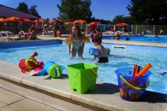Camping Les Etangs Mina 3*, Camping 3* à Saint Sornin (Charente Maritime) - Location Mobil Home pour 2 personnes - Photo N°5
