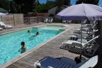 Camping De La Gères 3*, Camping 3* à Surgères (Charente Maritime) - Location Chalet pour 4 personnes - Photo N°2