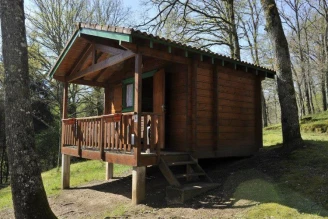 Camping De La Météorite 4*, Camping 4* à Rochechouart (Haute Vienne) - Location Chalet pour 4 personnes - Photo N°1