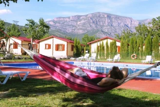 Camping Isábena 3*, Camping 3* à La Puebla de Roda (Huesca) - Location Chalet pour 2 personnes - Photo N°2