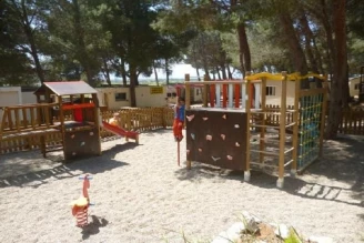 Camping Le Bois de Pins 3*, Camping 3* à Salses le Château (Pyrénées Orientales) - Location Mobil Home pour 4 personnes - Photo N°7