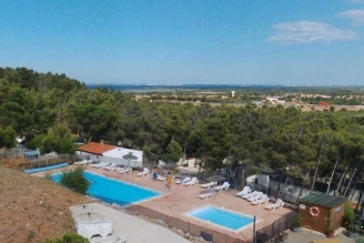 Camping Le Bois de Pins 3*, Camping 3* à Salses le Château (Pyrénées Orientales) - Location Mobil Home pour 4 personnes - Photo N°11
