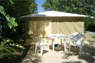 Camping Le Merval 3*, Camping 3* à Puyravault (Vendée) - Location Tente équipée pour 4 personnes - Photo N°1