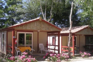 Camping Les Lacs de Courtès 3*, Camping 3* à Estang (Gers) - Location Chalet pour 4 personnes - Photo N°1