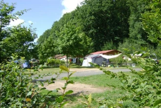 Camping Les Portes Du Morvan 4*, Camping 4* à Issy l'Évêque (Saône et Loire) - Location Chalet pour 4 personnes - Photo N°4