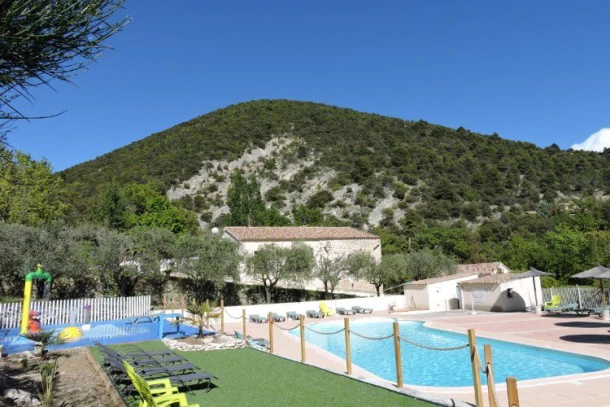 Camping Les Terrasses Provençales 3*, Camping 4* à Venterol (Drôme) - Location Tente équipée pour 4 personnes - Photo N°2