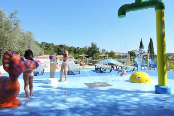 Camping Les Terrasses Provençales 3*, Camping 4* à Venterol (Drôme) - Location Tente équipée pour 4 personnes - Photo N°3