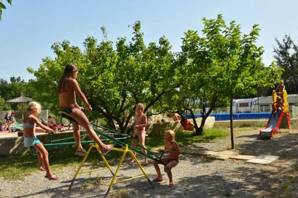 Camping Les Terrasses Provençales 3*, Camping 4* à Venterol (Drôme) - Location Tente équipée pour 4 personnes - Photo N°6